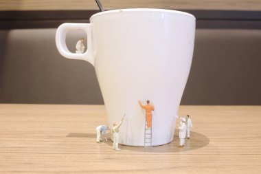 Min işçi kupa içki temizleyin