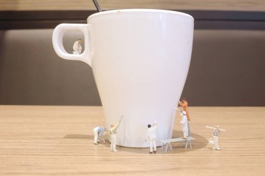 Min işçi kupa içki temizleyin