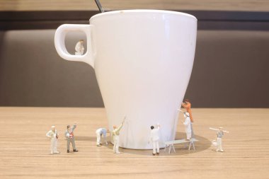 Min işçi kupa içki temizleyin