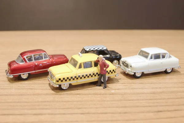 Die kleine Figur, das Spielzeugauto und das Fahrrad — Stockfoto