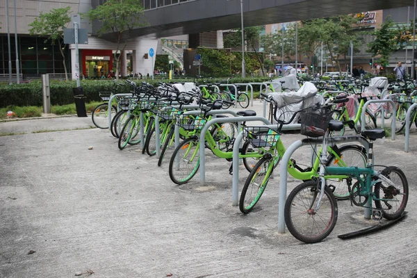 Gemeinsame Fahrräder auf den Straßen von Hongkong — Stockfoto