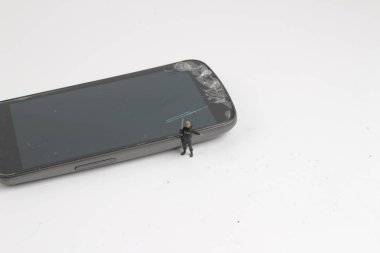 swat figürü bir telefon koruyor