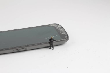 swat figürü bir telefon koruyor