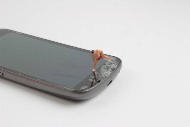 Sumo güreşçisi cep telefonu kırdı 