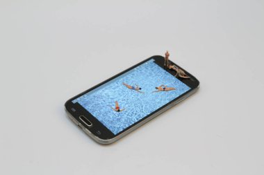 küçük rakam havuzunda Ralaxing. Hareket eden telefon 