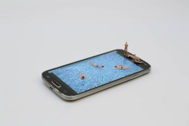 küçük rakam havuzunda Ralaxing. Hareket eden telefon 