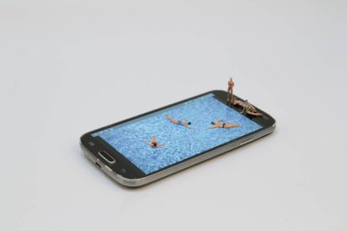 küçük rakam havuzunda Ralaxing. Hareket eden telefon 