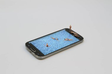 küçük rakam havuzunda Ralaxing. Hareket eden telefon 