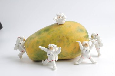 bir şekil alan adamın Papaya ile