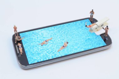 küçük rakam havuzunda Ralaxing. Hareket eden telefon 