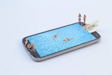 küçük rakam havuzunda Ralaxing. Hareket eden telefon 