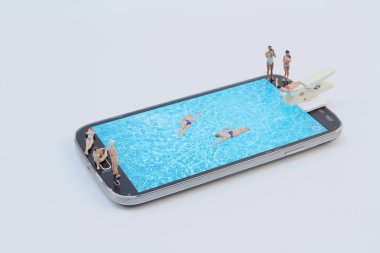 küçük rakam havuzunda Ralaxing. Hareket eden telefon 