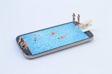 küçük rakam havuzunda Ralaxing. Hareket eden telefon 