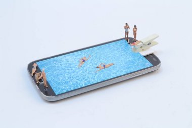 küçük rakam havuzunda Ralaxing. Hareket eden telefon 