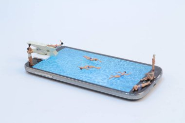 küçük rakam havuzunda Ralaxing. Hareket eden telefon 