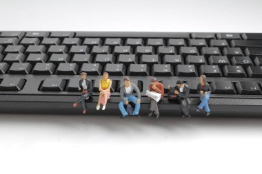 mini işçi klavye üstüne oturuyor.