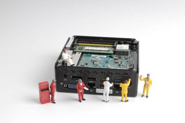 mini bilgisayar ana tahta üzerinde işçilerin