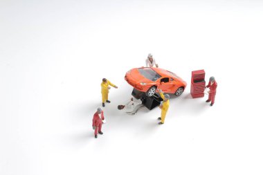 Arabayı tamir mini figür mekaniği