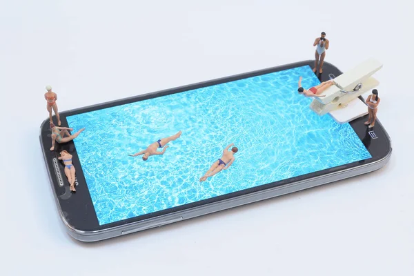 küçük rakam havuzunda Ralaxing. Hareket eden telefon 