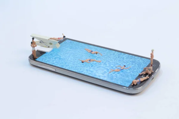 小图 Ralaxing 在水池里。手机 — 图库照片