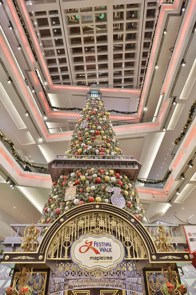 Kerstboom in winkelcentrum Festival Walk in 2017 — Stockfoto