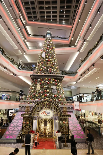 Árbol de Navidad en el centro comercial Festival Walk en 2017 —  Fotos de Stock