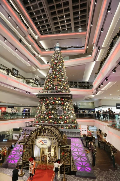 Árvore de Natal no Shopping Festival Walk em 2017 — Fotografia de Stock