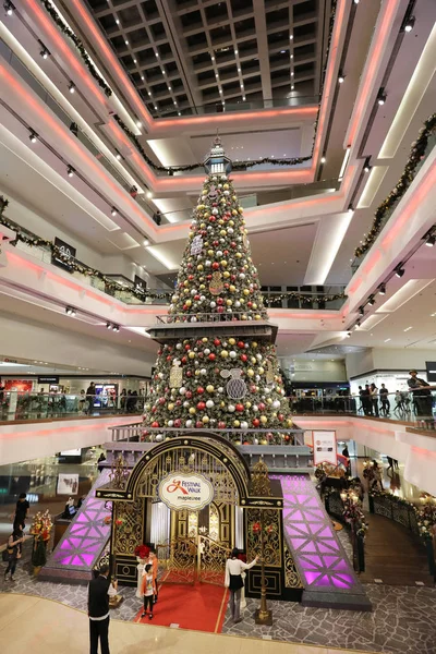 Árbol de Navidad en el centro comercial Festival Walk en 2017 — Foto de Stock