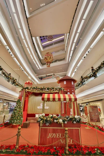 Árbol de Navidad en el centro comercial Festival Walk en 2017 — Foto de Stock