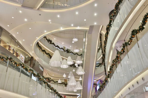 El árbol de Navidad en el centro comercial en Mong jalá —  Fotos de Stock