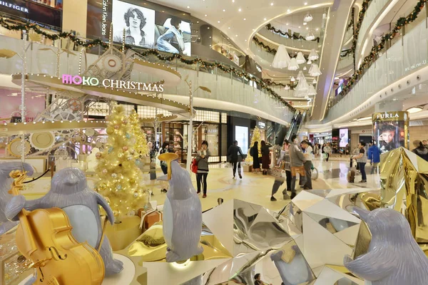 Рождественская елка в торговом центре в Монг Коке — стоковое фото