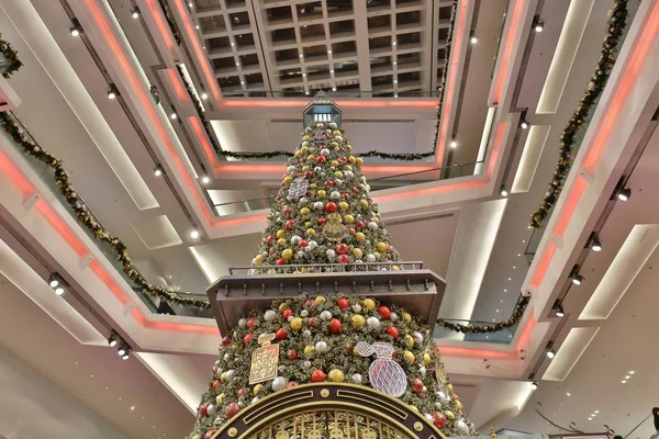 Arbre de Noël dans le centre commercial Festival Walk à 2017 — Photo