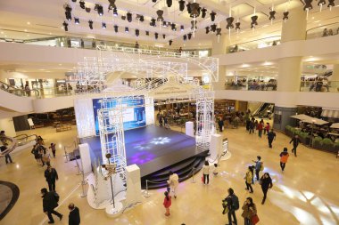 Admiralty alışveriş merkezinde hediyeler ile Noel ağacı