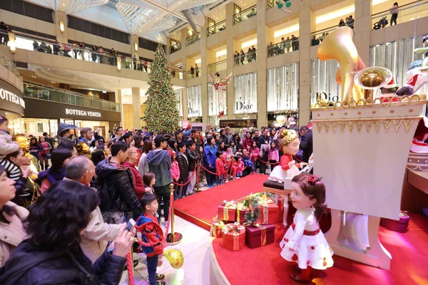 Il centro del grande centro commerciale evento di Natale — Foto Stock