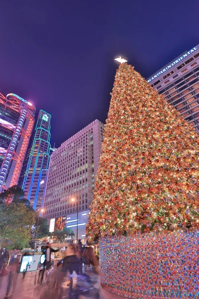 El árbol de Navidad larget en la noche antes de Navidad — Foto de Stock