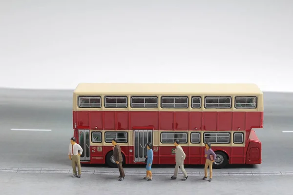 Os Mini viajantes na estação de ônibus — Fotografia de Stock
