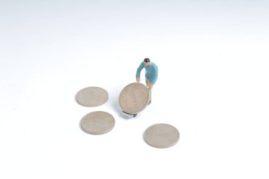 Gümüş sikke çekerek çalışan mini insanlar şekil 