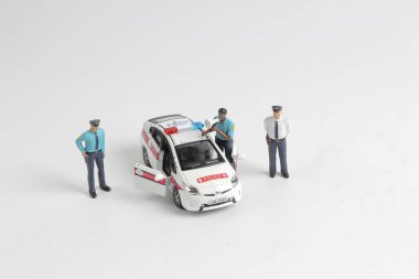Polis ekibi ile mini polis arabası