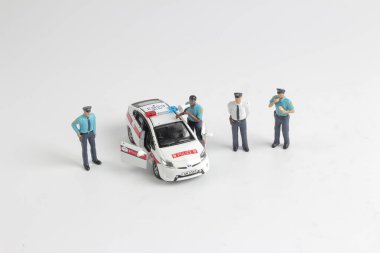 Polis ekibi ile mini polis arabası