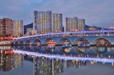 Sha Tin şenlikli aydınlatma geceleri