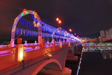 Sha Tin şenlikli aydınlatma geceleri