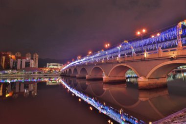 Sha Tin şenlikli aydınlatma geceleri