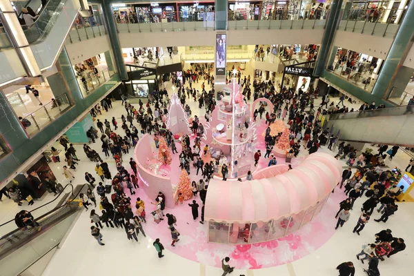 Dentro de New Town Plaza. en tiempo de Navidad — Foto de Stock