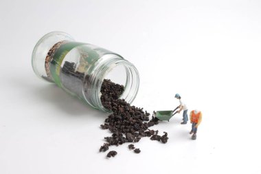 bir çay yaprağı ve minyatür çalışma insan figürü