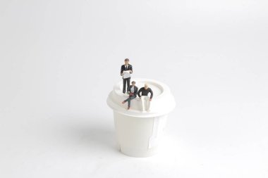 okuma ve oncup oturan Mini insanlar