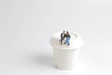 okuma ve oncup oturan Mini insanlar