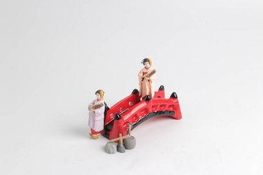 Beyaz arka plan ile Japon heykelcik