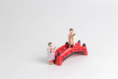 Beyaz arka plan ile Japon heykelcik