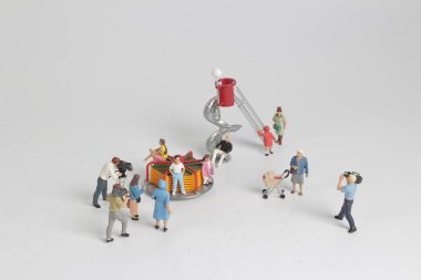 Mini kişi, Aile ve çocuk