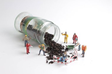 bir çay yaprağı ve minyatür çalışma insan figürü